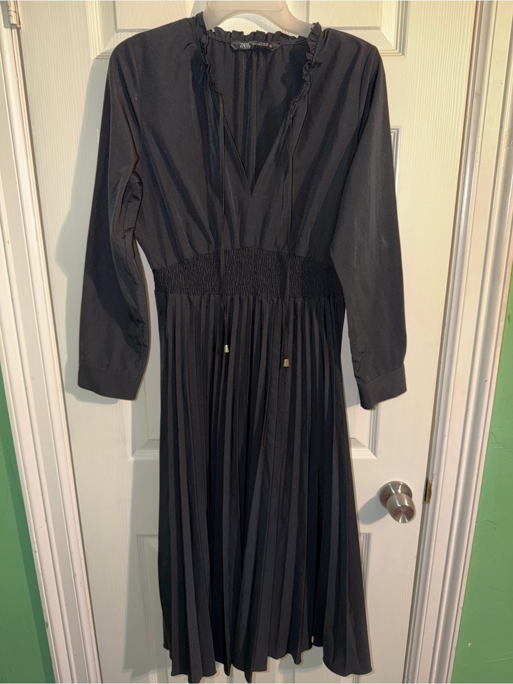ZARA Black Long Sleeve V-Neck Pleated Midi Dress - Medium